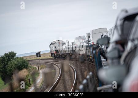 Überfahrt von Niebüll nach Westerland auf Sylt mit dem blauen Autozug der RDC AUTOZUG Sylt GmbHBlick auf einen Teilabschnitt der von Hamburg und nach Sylt führenden Marschbahn mit dem Hindenburgdamm in Schleswig-Holstein zwischen den Stationen Niebüll und Westerland auf der Insel Sylt, Berlin Berlin Deutschland ORTSANGABE *** Überquerung von Niebüll nach Westerland auf Sylt mit dem blauen AUTOZUG der RDC AUTOZUG Sylt GmbH Ansicht eines Abschnitts der Sumpfbahn von Hamburg nach Sylt mit dem Hindenburgdamm in Schleswig Holstein zwischen den Bahnhöfen Niebüll und Westerland auf der Insel Stockfoto