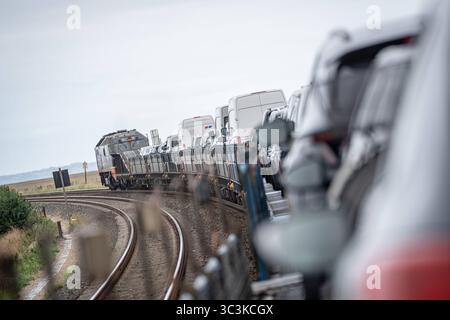 Überfahrt von Niebüll nach Westerland auf Sylt mit dem blauen Autozug der RDC AUTOZUG Sylt GmbHBlick auf einen Teilabschnitt der von Hamburg und nach Sylt führenden Marschbahn mit dem Hindenburgdamm in Schleswig-Holstein zwischen den Stationen Niebüll und Westerland auf der Insel Sylt, Berlin Berlin Deutschland ORTSANGABE *** Überquerung von Niebüll nach Westerland auf Sylt mit dem blauen AUTOZUG der RDC AUTOZUG Sylt GmbH Ansicht eines Abschnitts der Sumpfbahn von Hamburg nach Sylt mit dem Hindenburgdamm in Schleswig Holstein zwischen den Bahnhöfen Niebüll und Westerland auf der Insel Stockfoto
