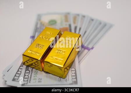 Radiant Goldbarren und US-Dollar-Banknoten stapeln. Stockfoto