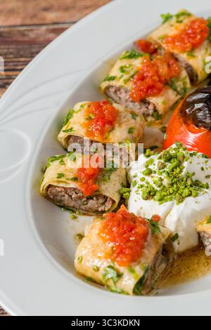 Beyti Kebab in Lavash gerollt mit Joghurt, Tomatensauce und gegrillten Tomaten Stockfoto
