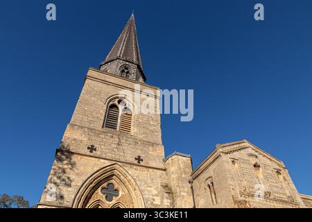 King's Lynn, England. Flacher Blick auf die St. Nikolaus-Kapelle mit ihrem Steinturm aus dem 13. Jahrhundert und dem von George Gil entworfenen Bleiturm aus dem 19. Jahrhundert Stockfoto