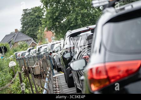 Überfahrt von Niebüll nach Westerland auf Sylt mit dem blauen Autozug der RDC AUTOZUG Sylt GmbHBlick auf einen Teilabschnitt der von Hamburg und nach Sylt führenden Marschbahn mit dem Hindenburgdamm in Schleswig-Holstein zwischen den Stationen Niebüll und Westerland auf der Insel Sylt, Berlin Berlin Deutschland ORTSANGABE *** Überquerung von Niebüll nach Westerland auf Sylt mit dem blauen AUTOZUG der RDC AUTOZUG Sylt GmbH Ansicht eines Abschnitts der Sumpfbahn von Hamburg nach Sylt mit dem Hindenburgdamm in Schleswig Holstein zwischen den Bahnhöfen Niebüll und Westerland auf der Insel Stockfoto