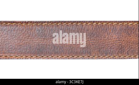 Braunes Lederarmband. Nahaufnahme von genähtem Naturmaterial. Makroansicht der echten Lederstruktur. Modisches Accessoire-Element. Stockfoto