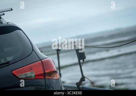 Überfahrt von Niebüll nach Westerland auf Sylt mit dem blauen Autozug der RDC AUTOZUG Sylt GmbHBlick auf einen Teilabschnitt der von Hamburg und nach Sylt führenden Marschbahn mit dem Hindenburgdamm in Schleswig-Holstein zwischen den Stationen Niebüll und Westerland auf der Insel Sylt, Berlin Berlin Deutschland ORTSANGABE *** Überquerung von Niebüll nach Westerland auf Sylt mit dem blauen AUTOZUG der RDC AUTOZUG Sylt GmbH Ansicht eines Abschnitts der Sumpfbahn von Hamburg nach Sylt mit dem Hindenburgdamm in Schleswig Holstein zwischen den Bahnhöfen Niebüll und Westerland auf der Insel Stockfoto