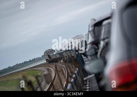 Überfahrt von Niebüll nach Westerland auf Sylt mit dem blauen Autozug der RDC AUTOZUG Sylt GmbHBlick auf einen Teilabschnitt der von Hamburg und nach Sylt führenden Marschbahn mit dem Hindenburgdamm in Schleswig-Holstein zwischen den Stationen Niebüll und Westerland auf der Insel Sylt, Berlin Berlin Deutschland ORTSANGABE *** Überquerung von Niebüll nach Westerland auf Sylt mit dem blauen AUTOZUG der RDC AUTOZUG Sylt GmbH Ansicht eines Abschnitts der Sumpfbahn von Hamburg nach Sylt mit dem Hindenburgdamm in Schleswig Holstein zwischen den Bahnhöfen Niebüll und Westerland auf der Insel Stockfoto