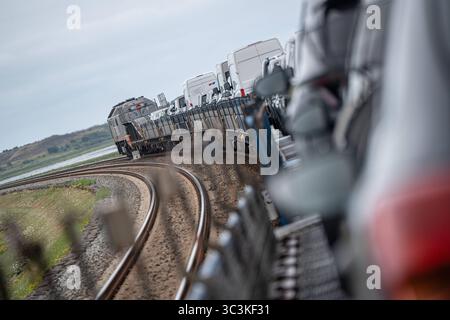 Überfahrt von Niebüll nach Westerland auf Sylt mit dem blauen Autozug der RDC AUTOZUG Sylt GmbHBlick auf einen Teilabschnitt der von Hamburg und nach Sylt führenden Marschbahn mit dem Hindenburgdamm in Schleswig-Holstein zwischen den Stationen Niebüll und Westerland auf der Insel Sylt, Berlin Berlin Deutschland ORTSANGABE *** Überquerung von Niebüll nach Westerland auf Sylt mit dem blauen AUTOZUG der RDC AUTOZUG Sylt GmbH Ansicht eines Abschnitts der Sumpfbahn von Hamburg nach Sylt mit dem Hindenburgdamm in Schleswig Holstein zwischen den Bahnhöfen Niebüll und Westerland auf der Insel Stockfoto