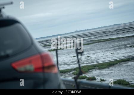Überfahrt von Niebüll nach Westerland auf Sylt mit dem blauen Autozug der RDC AUTOZUG Sylt GmbHBlick auf einen Teilabschnitt der von Hamburg und nach Sylt führenden Marschbahn mit dem Hindenburgdamm in Schleswig-Holstein zwischen den Stationen Niebüll und Westerland auf der Insel Sylt, Berlin Berlin Deutschland ORTSANGABE *** Überquerung von Niebüll nach Westerland auf Sylt mit dem blauen AUTOZUG der RDC AUTOZUG Sylt GmbH Ansicht eines Abschnitts der Sumpfbahn von Hamburg nach Sylt mit dem Hindenburgdamm in Schleswig Holstein zwischen den Bahnhöfen Niebüll und Westerland auf der Insel Stockfoto