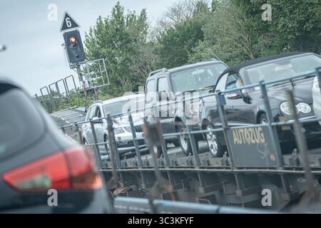 Überfahrt von Niebüll nach Westerland auf Sylt mit dem blauen Autozug der RDC AUTOZUG Sylt GmbHBlick auf einen Teilabschnitt der von Hamburg und nach Sylt führenden Marschbahn mit dem Hindenburgdamm in Schleswig-Holstein zwischen den Stationen Niebüll und Westerland auf der Insel Sylt, Berlin Berlin Deutschland ORTSANGABE *** Überquerung von Niebüll nach Westerland auf Sylt mit dem blauen AUTOZUG der RDC AUTOZUG Sylt GmbH Ansicht eines Abschnitts der Sumpfbahn von Hamburg nach Sylt mit dem Hindenburgdamm in Schleswig Holstein zwischen den Bahnhöfen Niebüll und Westerland auf der Insel Stockfoto