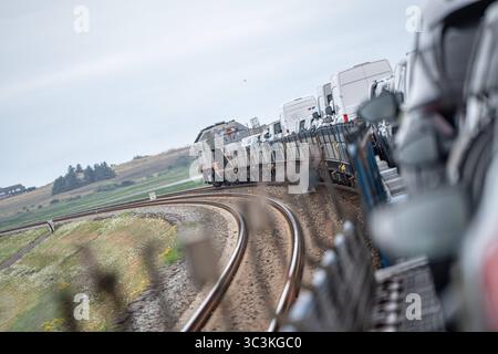 Überfahrt von Niebüll nach Westerland auf Sylt mit dem blauen Autozug der RDC AUTOZUG Sylt GmbHBlick auf einen Teilabschnitt der von Hamburg und nach Sylt führenden Marschbahn mit dem Hindenburgdamm in Schleswig-Holstein zwischen den Stationen Niebüll und Westerland auf der Insel Sylt, Berlin Berlin Deutschland ORTSANGABE *** Überquerung von Niebüll nach Westerland auf Sylt mit dem blauen AUTOZUG der RDC AUTOZUG Sylt GmbH Ansicht eines Abschnitts der Sumpfbahn von Hamburg nach Sylt mit dem Hindenburgdamm in Schleswig Holstein zwischen den Bahnhöfen Niebüll und Westerland auf der Insel Stockfoto