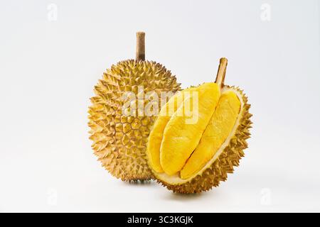 Bild von Durian, köstliche und frische vietnamesische Durian, reife Durian Frucht mit gelbem Fleisch auf weißem Hintergrund Stockfoto
