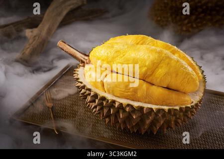 Bild von Durian, köstlichem und frischem vietnamesischem Durian, Durian Fruit Exotic Tropical Delight, Nahaufnahme von Golden Durian Pulp Stockfoto
