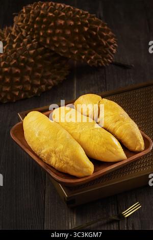 Bild von Durian, köstliche und frische vietnamesische Durian, Durian Frucht auf hölzernem Hintergrund. Durian ist König der Früchte. Stockfoto