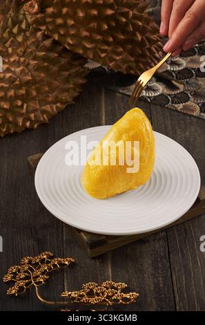 Bild von Durian, köstlichem und frischem vietnamesischem Durian, luxuriösem Durian Dessert auf elegantem Teller mit Goldakzenten Stockfoto