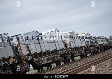 Blauer Autozug der RDC AUTOZUG Sylt GmbH auf der Nordseeinsel SyltBlick auf einen Teilabschnitt der von Hamburg und nach Sylt führenden Marschbahn mit dem Hindenburgdamm in Schleswig-Holstein zwischen den Stationen Niebüll und Westerland auf der Insel Sylt, Berlin Berlin Deutschland ORTSANGABE *** Blauer AUTOZUG betrieben von der RDC AUTOZUG Sylt GmbH auf der Nordseeinsel Sylt Ansicht eines Abschnitts der Sumpfbahn von Hamburg nach Sylt mit dem Hindenburgdamm in Schleswig Holstein zwischen den Bahnhöfen Niebüll und Westerland auf der Insel Sylt, Berlin-Berlin-Deutschland STANDORT Stockfoto