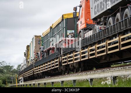 Blauer Autozug der RDC AUTOZUG Sylt GmbH auf der Nordseeinsel SyltBlick auf einen Teilabschnitt der von Hamburg und nach Sylt führenden Marschbahn mit dem Hindenburgdamm in Schleswig-Holstein zwischen den Stationen Niebüll und Westerland auf der Insel Sylt, Berlin Berlin Deutschland ORTSANGABE *** Blauer AUTOZUG betrieben von der RDC AUTOZUG Sylt GmbH auf der Nordseeinsel Sylt Ansicht eines Abschnitts der Sumpfbahn von Hamburg nach Sylt mit dem Hindenburgdamm in Schleswig Holstein zwischen den Bahnhöfen Niebüll und Westerland auf der Insel Sylt, Berlin-Berlin-Deutschland STANDORT Stockfoto