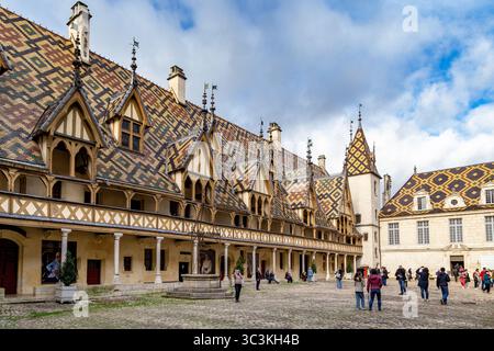 BEAUNE, FRANKREICH - 31. OKTOBER 2023: Das Hotel Dieu ist ein mittelalterliches Krankenhaus, das eines der Meisterwerke der mittelalterlichen gotischen Architektur Burgunds ist. Stockfoto