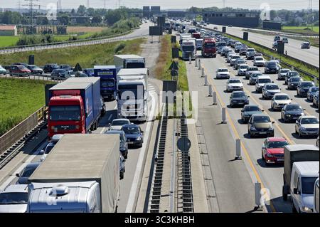 Stau an Baustellen am Autobahnkreuz Neufahrn, Autobahn A9, Oberbayern, Bayern, Deutschland Stockfoto