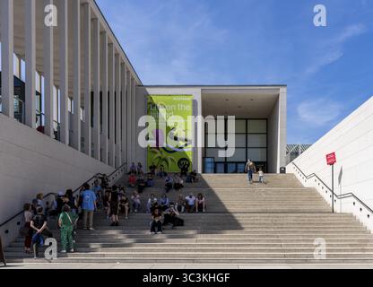 Touristen sitzen auf der Treppe zur James Simon Gallery, Berlin Stockfoto