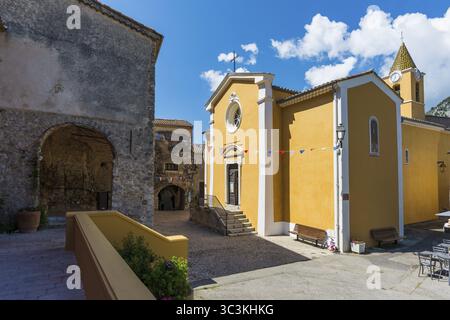 Malerisches Bergdorf mit Blick auf das Meer, Sainte-Agnes, in der Nähe von Menton, Cote d'Azur, Alpes-Maritimes, Provence-Alpes-Cote-d'Azur, südlich von Franc Stockfoto