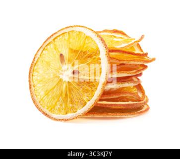 Getrocknete Orangenscheiben, isoliert auf weißem Hintergrund Stockfoto