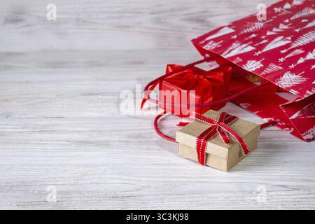 Umweltfreundliche Geschenke aus Pappe und Papier auf weißem Holzhintergrund Stockfoto