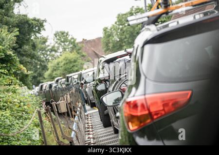 Überfahrt von Niebüll nach Westerland auf Sylt mit dem blauen Autozug der RDC AUTOZUG Sylt GmbHBlick auf einen Teilabschnitt der von Hamburg und nach Sylt führenden Marschbahn mit dem Hindenburgdamm in Schleswig-Holstein zwischen den Stationen Niebüll und Westerland auf der Insel Sylt, Berlin Berlin Deutschland ORTSANGABE *** Überquerung von Niebüll nach Westerland auf Sylt mit dem blauen AUTOZUG der RDC AUTOZUG Sylt GmbH Ansicht eines Abschnitts der Sumpfbahn von Hamburg nach Sylt mit dem Hindenburgdamm in Schleswig Holstein zwischen den Bahnhöfen Niebüll und Westerland auf der Insel Stockfoto