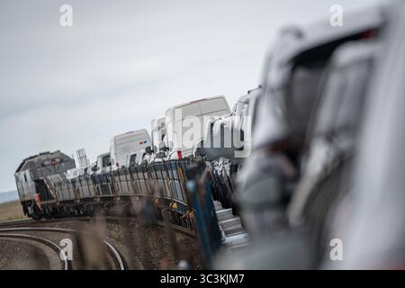 Überfahrt von Niebüll nach Westerland auf Sylt mit dem blauen Autozug der RDC AUTOZUG Sylt GmbHBlick auf einen Teilabschnitt der von Hamburg und nach Sylt führenden Marschbahn mit dem Hindenburgdamm in Schleswig-Holstein zwischen den Stationen Niebüll und Westerland auf der Insel Sylt, Berlin Berlin Deutschland ORTSANGABE *** Überquerung von Niebüll nach Westerland auf Sylt mit dem blauen AUTOZUG der RDC AUTOZUG Sylt GmbH Ansicht eines Abschnitts der Sumpfbahn von Hamburg nach Sylt mit dem Hindenburgdamm in Schleswig Holstein zwischen den Bahnhöfen Niebüll und Westerland auf der Insel Stockfoto