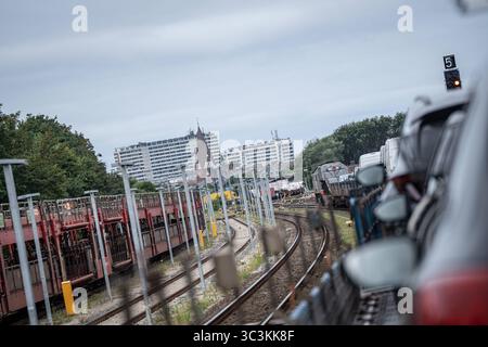 Überfahrt von Niebüll nach Westerland auf Sylt mit dem blauen Autozug der RDC AUTOZUG Sylt GmbHBlick auf einen Teilabschnitt der von Hamburg und nach Sylt führenden Marschbahn mit dem Hindenburgdamm in Schleswig-Holstein zwischen den Stationen Niebüll und Westerland auf der Insel Sylt, Berlin Berlin Deutschland ORTSANGABE *** Überquerung von Niebüll nach Westerland auf Sylt mit dem blauen AUTOZUG der RDC AUTOZUG Sylt GmbH Ansicht eines Abschnitts der Sumpfbahn von Hamburg nach Sylt mit dem Hindenburgdamm in Schleswig Holstein zwischen den Bahnhöfen Niebüll und Westerland auf der Insel Stockfoto