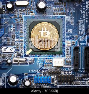 Bitcoin auf einem Computerprozessor Stockfoto