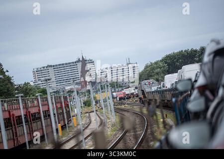 Überfahrt von Niebüll nach Westerland auf Sylt mit dem blauen Autozug der RDC AUTOZUG Sylt GmbHBlick auf einen Teilabschnitt der von Hamburg und nach Sylt führenden Marschbahn mit dem Hindenburgdamm in Schleswig-Holstein zwischen den Stationen Niebüll und Westerland auf der Insel Sylt, Berlin Berlin Deutschland ORTSANGABE *** Überquerung von Niebüll nach Westerland auf Sylt mit dem blauen AUTOZUG der RDC AUTOZUG Sylt GmbH Ansicht eines Abschnitts der Sumpfbahn von Hamburg nach Sylt mit dem Hindenburgdamm in Schleswig Holstein zwischen den Bahnhöfen Niebüll und Westerland auf der Insel Stockfoto