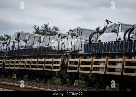 Blauer Autozug der RDC AUTOZUG Sylt GmbH auf der Nordseeinsel SyltBlick auf einen Teilabschnitt der von Hamburg und nach Sylt führenden Marschbahn mit dem Hindenburgdamm in Schleswig-Holstein zwischen den Stationen Niebüll und Westerland auf der Insel Sylt, Berlin Berlin Deutschland ORTSANGABE *** Blauer AUTOZUG betrieben von der RDC AUTOZUG Sylt GmbH auf der Nordseeinsel Sylt Ansicht eines Abschnitts der Sumpfbahn von Hamburg nach Sylt mit dem Hindenburgdamm in Schleswig Holstein zwischen den Bahnhöfen Niebüll und Westerland auf der Insel Sylt, Berlin-Berlin-Deutschland STANDORT Stockfoto