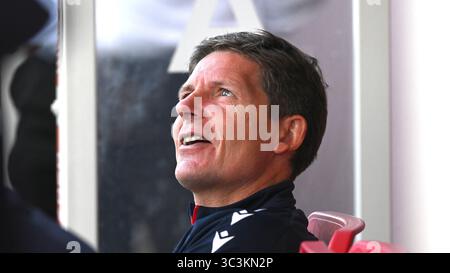 Crawley UK 25. Juli 2025 - Crystal Palace Manager Oliver Glasner während des Fußballspiels zwischen Crawley Town und Crystal Palace im Broadfield Stadium in Crawley: Credit Simon Dack /TPI/ Alamy Live News Stockfoto