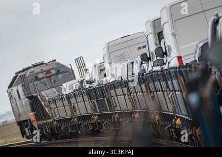 Überfahrt von Niebüll nach Westerland auf Sylt mit dem blauen Autozug der RDC AUTOZUG Sylt GmbHBlick auf einen Teilabschnitt der von Hamburg und nach Sylt führenden Marschbahn mit dem Hindenburgdamm in Schleswig-Holstein zwischen den Stationen Niebüll und Westerland auf der Insel Sylt, Berlin Berlin Deutschland ORTSANGABE *** Überquerung von Niebüll nach Westerland auf Sylt mit dem blauen AUTOZUG der RDC AUTOZUG Sylt GmbH Ansicht eines Abschnitts der Sumpfbahn von Hamburg nach Sylt mit dem Hindenburgdamm in Schleswig Holstein zwischen den Bahnhöfen Niebüll und Westerland auf der Insel Stockfoto