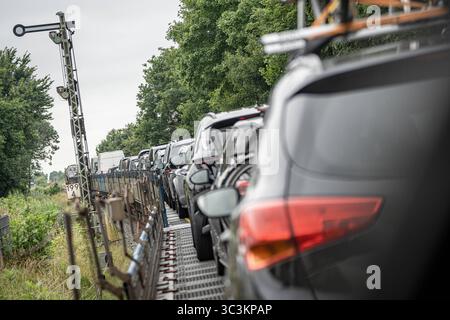 Überfahrt von Niebüll nach Westerland auf Sylt mit dem blauen Autozug der RDC AUTOZUG Sylt GmbHBlick auf einen Teilabschnitt der von Hamburg und nach Sylt führenden Marschbahn mit dem Hindenburgdamm in Schleswig-Holstein zwischen den Stationen Niebüll und Westerland auf der Insel Sylt, Berlin Berlin Deutschland ORTSANGABE *** Überquerung von Niebüll nach Westerland auf Sylt mit dem blauen AUTOZUG der RDC AUTOZUG Sylt GmbH Ansicht eines Abschnitts der Sumpfbahn von Hamburg nach Sylt mit dem Hindenburgdamm in Schleswig Holstein zwischen den Bahnhöfen Niebüll und Westerland auf der Insel Stockfoto