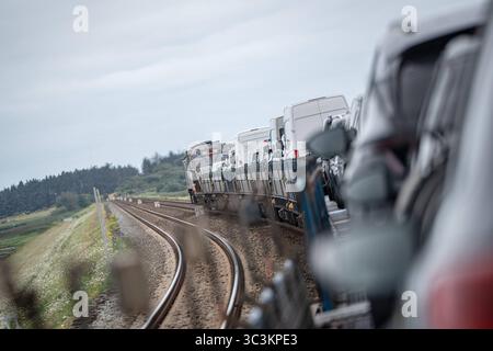 Überfahrt von Niebüll nach Westerland auf Sylt mit dem blauen Autozug der RDC AUTOZUG Sylt GmbHBlick auf einen Teilabschnitt der von Hamburg und nach Sylt führenden Marschbahn mit dem Hindenburgdamm in Schleswig-Holstein zwischen den Stationen Niebüll und Westerland auf der Insel Sylt, Berlin Berlin Deutschland ORTSANGABE *** Überquerung von Niebüll nach Westerland auf Sylt mit dem blauen AUTOZUG der RDC AUTOZUG Sylt GmbH Ansicht eines Abschnitts der Sumpfbahn von Hamburg nach Sylt mit dem Hindenburgdamm in Schleswig Holstein zwischen den Bahnhöfen Niebüll und Westerland auf der Insel Stockfoto