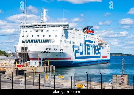 HAFEN NYNASHAMN, SCHWEDEN - 30. Juni 2025: Blick auf die Fähre, die bereit ist für die Abfahrt und Segeln über die Ostsee zu ihrem Ziel Danziger Hafen in Polen o Stockfoto