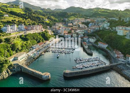 Luftaufnahme der Küstenstadt Mutriko in Biskaya, Baskenland, Spanien Stockfoto