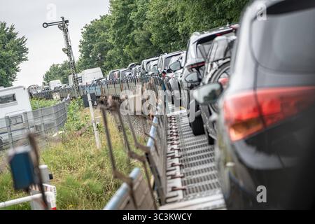 Überfahrt von Niebüll nach Westerland auf Sylt mit dem blauen Autozug der RDC AUTOZUG Sylt GmbHBlick auf einen Teilabschnitt der von Hamburg und nach Sylt führenden Marschbahn mit dem Hindenburgdamm in Schleswig-Holstein zwischen den Stationen Niebüll und Westerland auf der Insel Sylt, Berlin Berlin Deutschland ORTSANGABE *** Überquerung von Niebüll nach Westerland auf Sylt mit dem blauen AUTOZUG der RDC AUTOZUG Sylt GmbH Ansicht eines Abschnitts der Sumpfbahn von Hamburg nach Sylt mit dem Hindenburgdamm in Schleswig Holstein zwischen den Bahnhöfen Niebüll und Westerland auf der Insel Stockfoto
