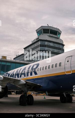 Eine Ryanair Boeing 737 auf dem Rollfeld am Flughafen Manchester, die auf das Einsteigen von Passagieren wartet. Stockfoto