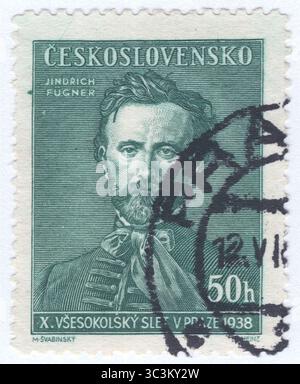 TSCHECHOSLOWAKEI - 18. Juni 1938: 50 haléř tiefgrüne Briefmarke mit Porträt von Jindrich Fugner, Mitbegründer der Sokol-Bewegung. 10. Sokol Sommerspiele. Miroslav Tyrš war ein tschechischer Philosoph, Kunsthistoriker, Sportveranstalter und zusammen mit Jindřich Fügner Mitbegründer der Sokol-Bewegung im Jahr 1862 Stockfoto