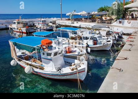 Fischerboote liegen im hübschen Dorf Agios Nikolaos auf der Halbinsel Mani auf dem Peloponnes von Griechenland Stockfoto