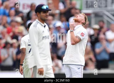 Englands Ben Stokes (rechts) feiert das Erreichen eines Jahrhunderts am vierten Tag des vierten Rothesay Männertests im Emirates Old Trafford in Manchester, Großbritannien. Bilddatum: Samstag, 26. Juli 2025. Stockfoto