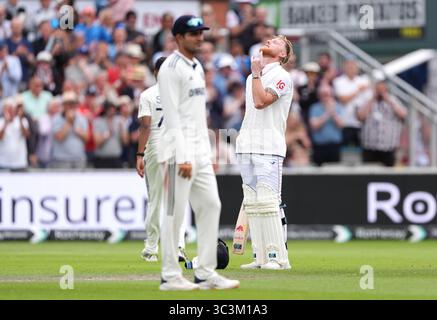 Englands Ben Stokes (rechts) feiert das Erreichen eines Jahrhunderts am vierten Tag des vierten Rothesay Männertests im Emirates Old Trafford in Manchester, Großbritannien. Bilddatum: Samstag, 26. Juli 2025. Stockfoto