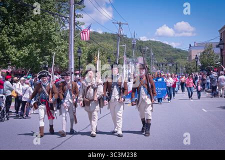 Mitglieder des 5. New York Regiments eine Gruppe historischer Reenactoren bei der Memorial Day Parade in Chappaqua, Westchester, New York Stockfoto