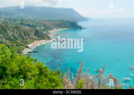 Luftaufnahme der Küste von Capo Vaticano am Tyrrhenischen Meer, Italien. Neigungs-Schieben-Effekt angewendet Stockfoto