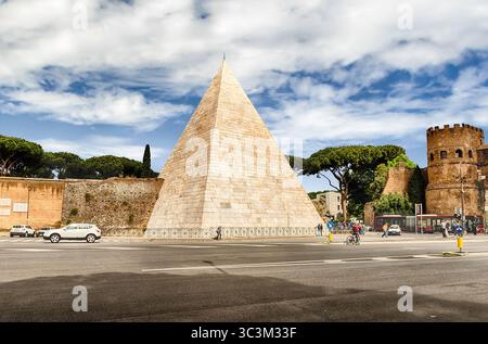 ROM - 24. APRIL 2016 - Ein sonniger Tag in der Cestiuspyramide in Rom, 24. April 2016. Erbaut um 18 v. Chr.–12 v. Chr. als Grab für Gaius Cestius, ist es Toda Stockfoto