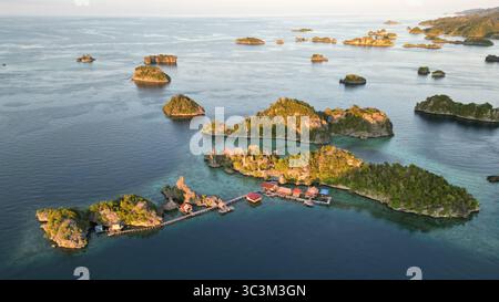 Luftbild eines Gastfamilienhauses über dem Wasser in Raja Ampat, Misool Stockfoto