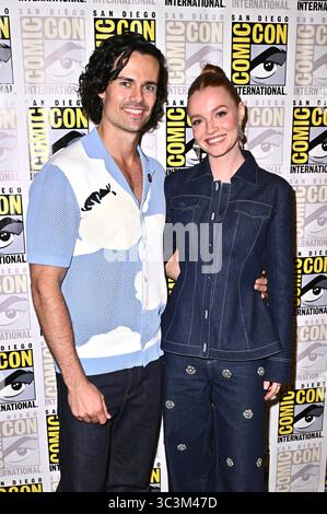 Jamie Roy und Harriet Slater beim Photocall zur Starz Serie Outlander: Blood of My Blood auf der San Diego Comic-Con International 2025 im Hilton Bayfront Hotel. San Diego, 25.07.2025 *** Jamie Roy und Harriet Slater beim Fotobesuch für die Starz-Serie Outlander Blood of My Blood auf der San Diego Comic Con International 2025 im Hilton Bayfront Hotel San Diego, 25 07 2025 Foto:xD.xStarbuckx/xFuturexImagex Outlander 5707 Stockfoto