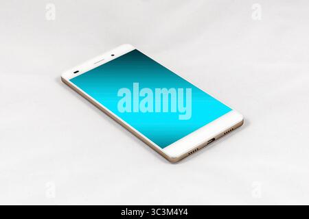 Modernes Smartphone mit leerem blauen Bildschirm, liegt auf der Oberfläche, isoliert auf weißem Hintergrund Stockfoto