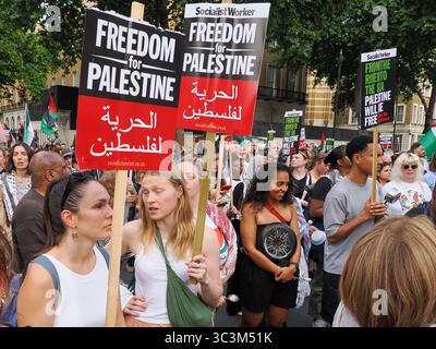UK, London, Downing Street, 25. Juli 2025. Tausende von Menschen versammeln sich vor dem Eingang zur Downing Street und der Residenz von Premierminister Keir Starmer, die Töpfe und Pfannen knallen und die Regierung auffordern, Maßnahmen gegen Israel zu ergreifen, um die Belagerung und den Hunger von Gaza zu beenden. Die Töpfe und Pfannen wurden dann beiderseits des Eingangs in einer symbolischen Geste abgelegt, um das Leben der 1.000 Palästinenser zu ehren, die von der IDF getötet wurden, als sie versuchten, Hilfe in Gaza zu erhalten. Quelle: Leo Bild/Alamy Live News Stockfoto